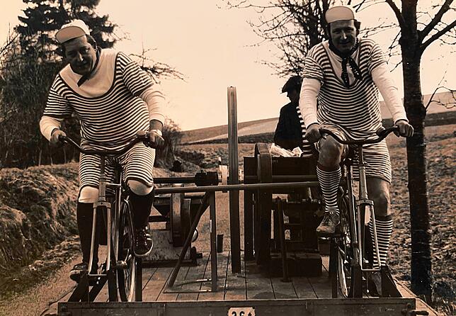 1980: Unter dem Motto &bdquo;Energie aus dem Knie&ldquo; wird durch Muskelkraft und ausgeklügelter Transmissionen ein Aktenvernichter ...