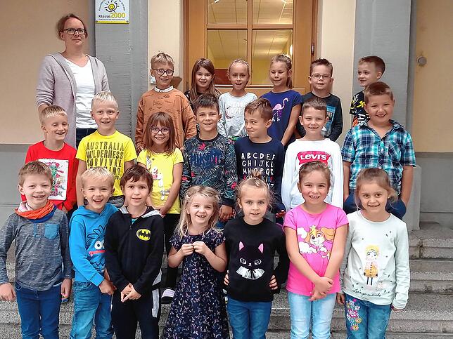 Klassenlehrerin Kerstin Droxner mit der diesjährigen ersten und zweiten Klasse.