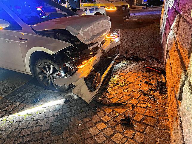 Die Autofahrerin prallte frontal gegen eine Kirchenmauer.