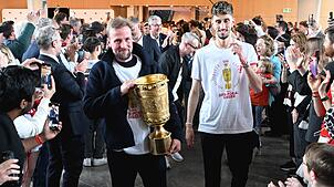 Triumphaler Einzug ins Rathaus: Trainer Sebastian Hoeneß (l) und Kapitän Atakan Karazor.