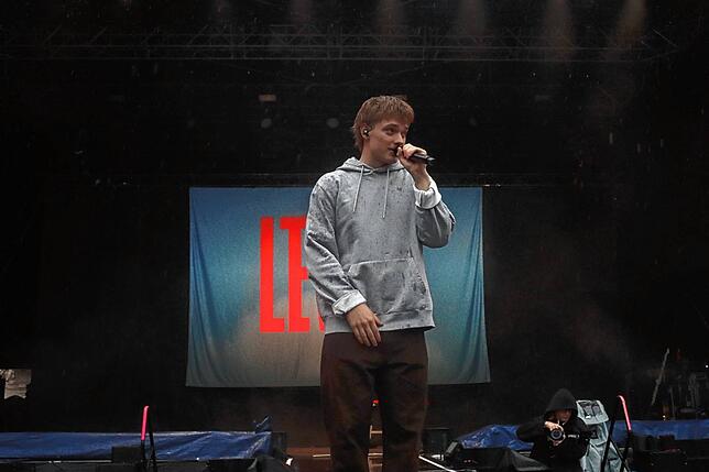 Bild 28: Wincent Weiss singt vor 4500 Besuchern im Regen
