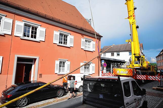 Der Kran zieht den Baum hoch. Und die Spitze? Die kommt später drauf.