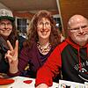 Die Promis von &bdquo;Lecker Lecker&ldquo; am Esstisch in Langenargen: Julia (links), Marianne und Georg Sauter.