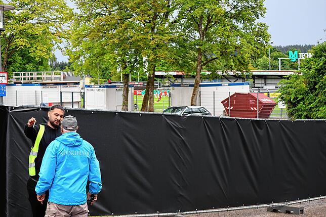 Ein Security-Mitarbeiter weist den Weg &ndash; und der führt weg vom Geschehen.