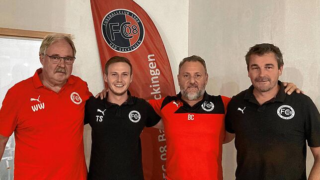 Der FC 08 Bad Säckingen hat wieder einen Präsidenten: Bartolomeo Caputo (Zweiter von rechts). Hier zu sehen mit den Vorsitzenden Werner ...