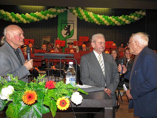 Moderator Wilfried Dold (links) von den gleichnamigen Medien-Firma, Ehrenbürger Max Hirt und Architekt Georg Birkle, die in den 1980er ...