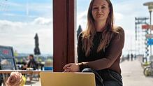 Sarah Sprinz wurde 1996 in Tettnang geboren. Mittlerweile hat sie 14 Romane veröffentlicht.