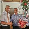 Ein großes Geschenk für einen großen Abschied: Einen ganzen Rosenstamm überreichte Bürgermeister Michael Thater im Namen der ...