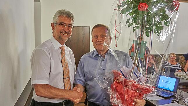 Ein großes Geschenk für einen großen Abschied: Einen ganzen Rosenstamm überreichte Bürgermeister Michael Thater im Namen der ...