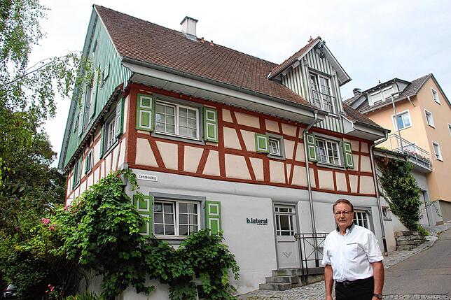 Kurt Binder vor dem Gebäude an der Lenzensteig heute.