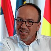 Oberbürgermeister Uli Burchardt habe als Verwaltungsrat der Sparkasse Bodensee keine Karten im Spiel. &bdquo;Ich vermiete keine ...