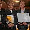 Beim Tag des Ehrenamtes verleiht Bürgermeister Martin Numberger (2. von rechts) die Ehrennadel in Gold der Stadt Geisingen an Michael ...
