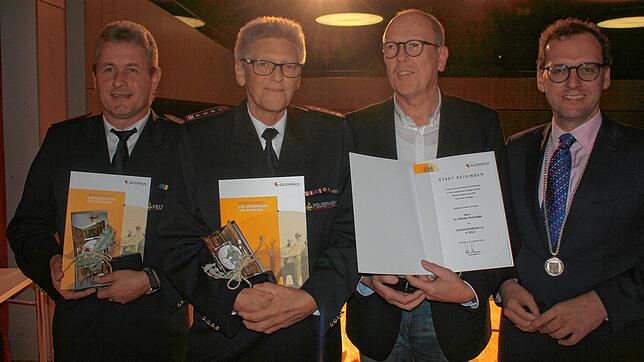 Beim Tag des Ehrenamtes verleiht Bürgermeister Martin Numberger (2. von rechts) die Ehrennadel in Gold der Stadt Geisingen an Michael ...