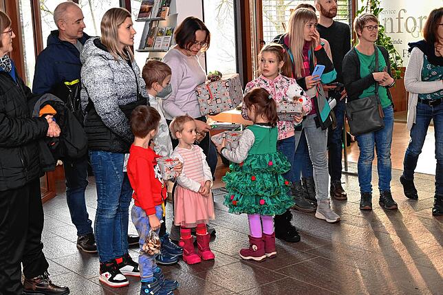 Große Freude herrschte bei den ukrainischen Kindern und ihren Eltern (Bild) über die von den Schulkameraden der Grundschule ...