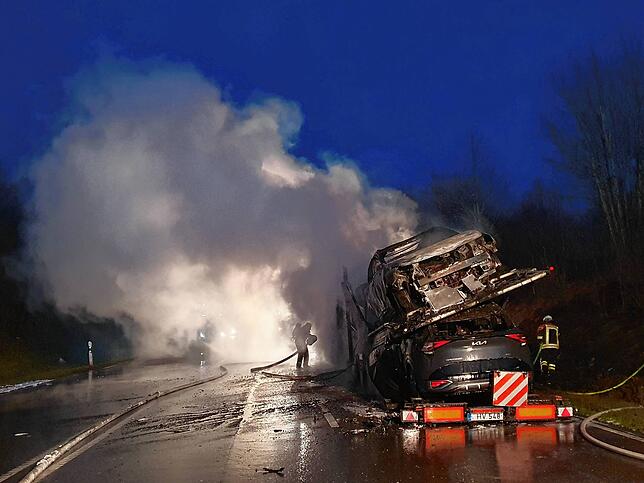Bild 1: Bilder von Einsatz und Bergung auf der B 31: E-Autos brennen