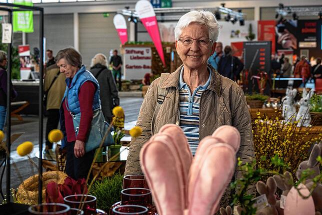 Helga Müller aus Weingarten lässt sich von der bunten Vielfalt in Halle B3 inspirieren.