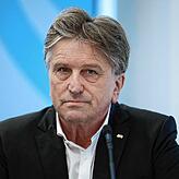 Note 3,7: Manfred Lucha (Grüne), Gesundheits- und Sozialminister.