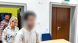 Der Angeklagte betritt das Gericht in Waldshut-Tiengen. Der 19-Jährige hat in einem Mehrfamilienhaus in Lienheim im Gemeindegebiet ...