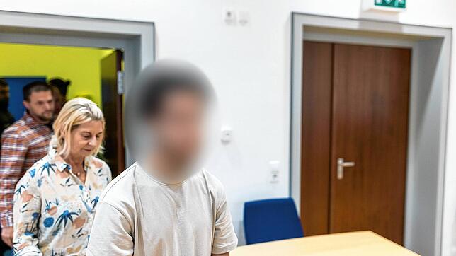 Der Angeklagte betritt das Gericht in Waldshut-Tiengen. Der 19-Jährige hat in einem Mehrfamilienhaus in Lienheim im Gemeindegebiet ...