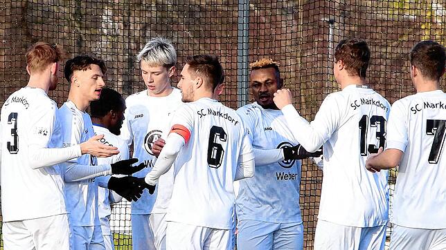 Der SC Markdorf bejubelt das 3:0 gegen den FC Bodman-Ludwigshafen.