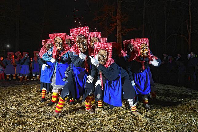 Bild 23: In Konstanz erwacht die Fasnacht 2025: Riedhexen und Schneeschreck tanzen durch den Wald