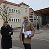 Viktoria Damski und Tobias Müller freuen sich aufs baldige Ende der Sanierungsarbeiten an der Jakob-Gretser-Grundschule.