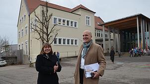Viktoria Damski und Tobias Müller freuen sich aufs baldige Ende der Sanierungsarbeiten an der Jakob-Gretser-Grundschule.