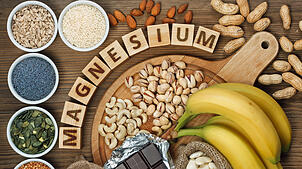 Hülsenfrüchte, Kerne, Samen und Bitterschokolade sind reich an Magnesium. Doch kann der Mineralstoff wirklich helfen, einen hohen ...