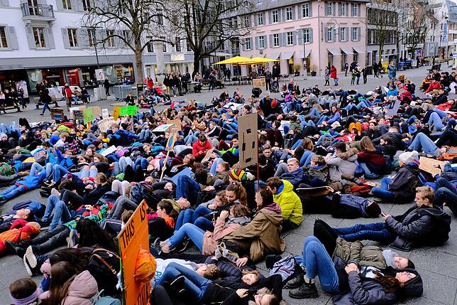 Fridays for Future in Lörrach: Bei einer Schweigeminute für das Klima liegen 730 Schüler auf dem Marktplatz.