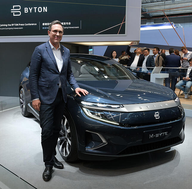 Daniel Kirchert, Chef des chinesischen Herstellers Byton, steht vor dem E-Auto M-Byte.