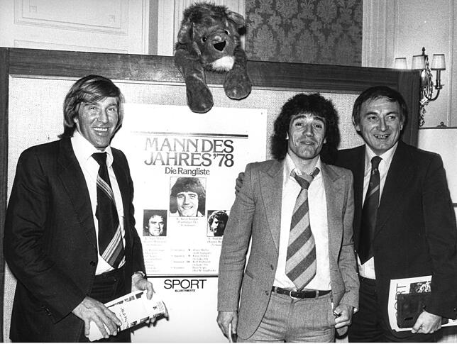 Trio des Hamburger SV: Manager Günter Netzer (von links), Starspieler Kevin Keegan und Trainer Branko Zebec bei der Ehrung zum Mann des ...