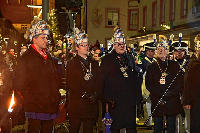 Bürgermeister Detlev Bührer (von links) und die Ratsherren Jens Schaumann, Karl-Heinz Huy und Wolfgang Faißt lauschen den ...