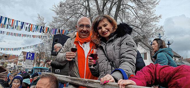 Stadtrat Can Zileli und Hanna Durda stoßen mit einem Glas Wein auf die Fasnet an.