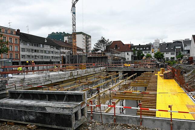 So sieht die Baustelle am Scheffelareal heute aus. Der Keller des Neubaus ist erkennbar und in die Höhe geht es auch schon.