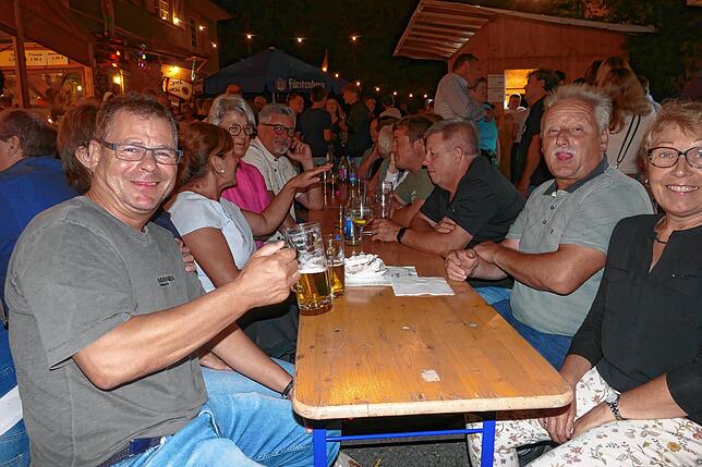 Bild 22: Dieses Straßenfest lockt die Menschen in Scharen an