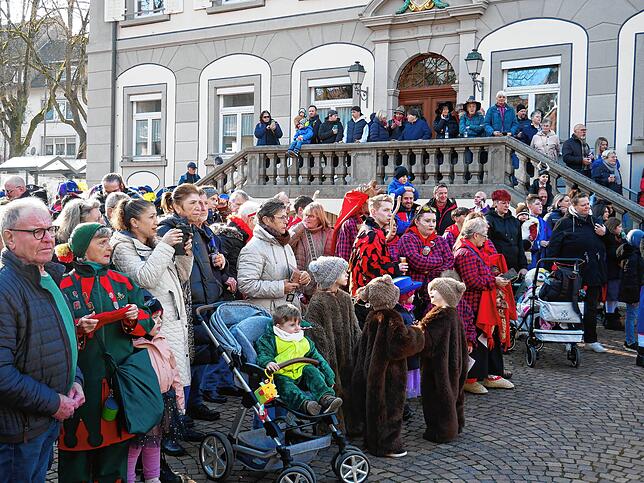 Die Menschen staunten, als die Wälder den Narrenbaum vor dem Rathaus stellten.