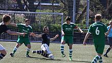 Mit viel Kampf und Einsatz zwang der FC Unterkirnach den FC Peterzell in die Knie und siegte 1:0. Hier kommt ein Peterzeller direkt vor ...