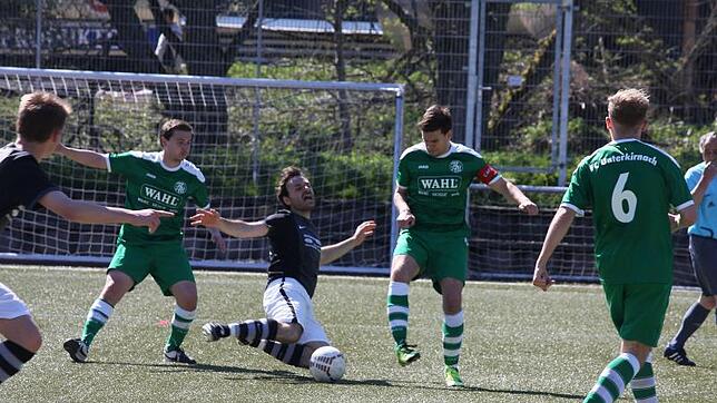 Mit viel Kampf und Einsatz zwang der FC Unterkirnach den FC Peterzell in die Knie und siegte 1:0. Hier kommt ein Peterzeller direkt vor ...