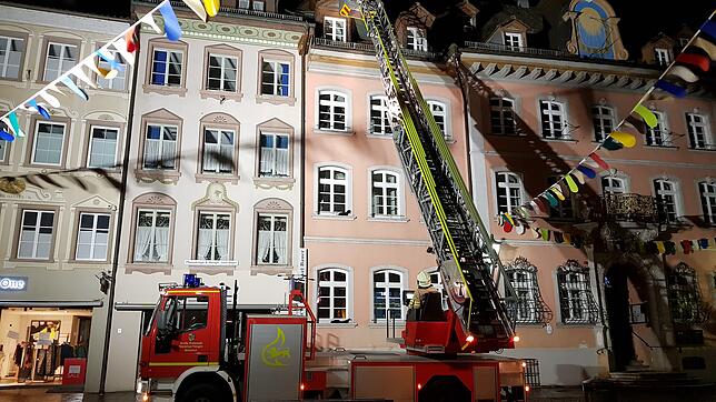 Die Feuerwehr musste in die Waldshuter Fußgängerzone ausrücken, nachdem ein Kupferdach durch den Sturm abgedeckt worden war. Teile davon ...