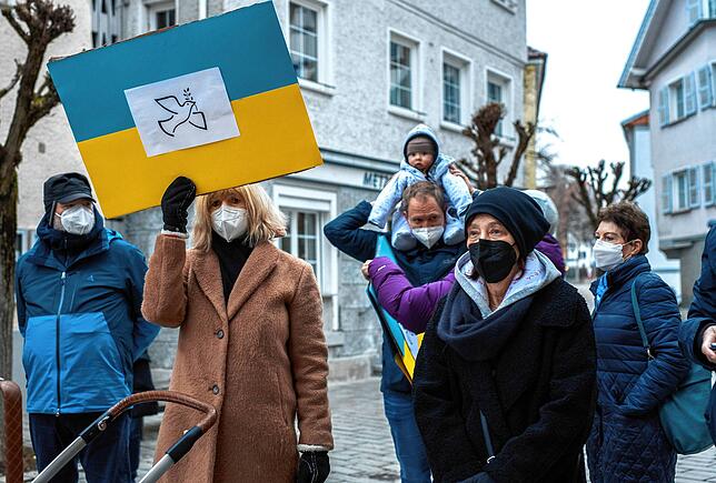 Mit einem Schild in den Farben der Ukraine bekundete CDU-Stadträtin Insa Bix ihre Solidarität mit der Ukraine.