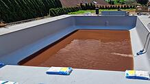 Seit einigen Monaten kommt immer wieder braunes Wasser aus der Leitung, wie etwa hier in Aftholderberg, als ein Pool mittels Hydranten ...