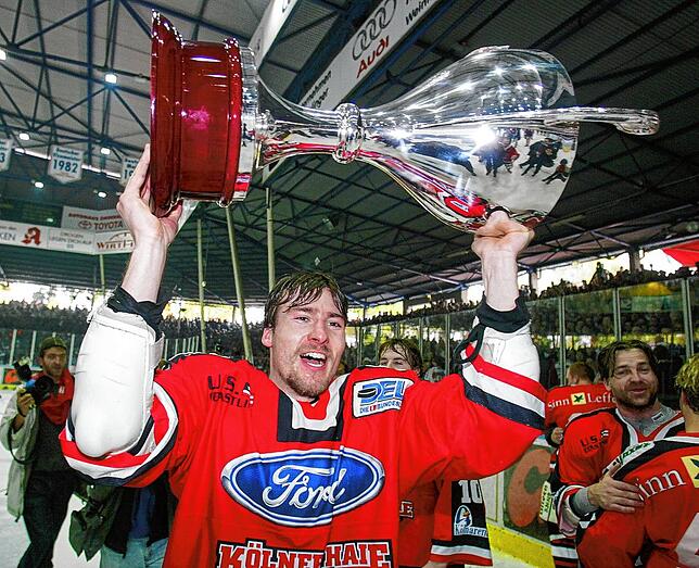 Jubel nach dem Meisterschaftssieg: Andreas Renz in seiner Zeit bei den Kölner Haien mit Pokal.