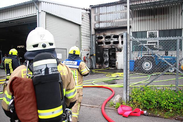 Bild 14: Einsatzkräfte verhindern Schlimmeres – Bilder vom Brand im Industriegebiet