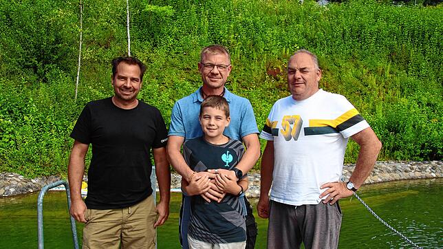 Sie ermöglichen den Badespaß in Eggingen (von links): Robert Gantert, zuständig für die Technik, Jan Waldkircher, stellvertretender ...