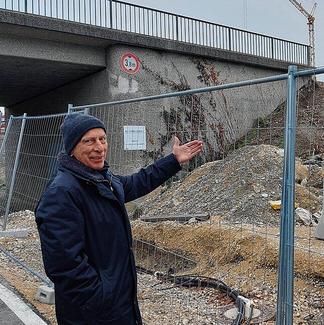Anwohner Reinhold Bäder zeigt: Die Lärmschutzwand zwischen Hochstraße und der alten B33-Trasse in Allensbach wird an dieser Stelle ...