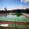 Das Schwimmerbecken ist mit Edelstahl ausgekleidet und mit Wasser gefüllt.