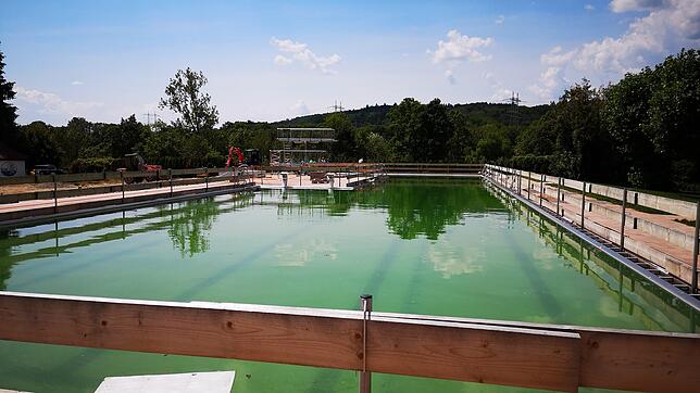 Das Schwimmerbecken ist mit Edelstahl ausgekleidet und mit Wasser gefüllt.