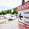 Ein Schild weist die Einfahrt zum Corona-Abstrich-Zentrum in Nürtingen. Am Donnerstag tritt eine neue Teststrategie in Kraft.