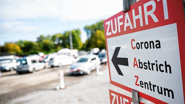 Ein Schild weist die Einfahrt zum Corona-Abstrich-Zentrum in Nürtingen. Am Donnerstag tritt eine neue Teststrategie in Kraft.