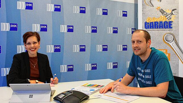 Marlene Roming von der IHK und Unternehmensgründer Christian Fritz: Mithilfe der Gründergarage der Industrie- und Handelskammer will der ...